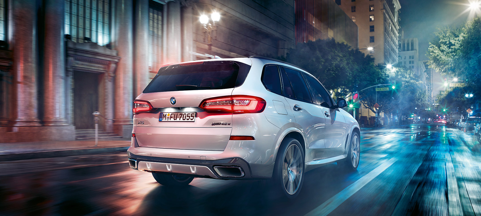 BMW X5 尾部四分之三之角度視圖行駛中 BMW X5 G05 2018 Mineral White 金屬外觀漆面尾部四分之三之角度視圖行駛中