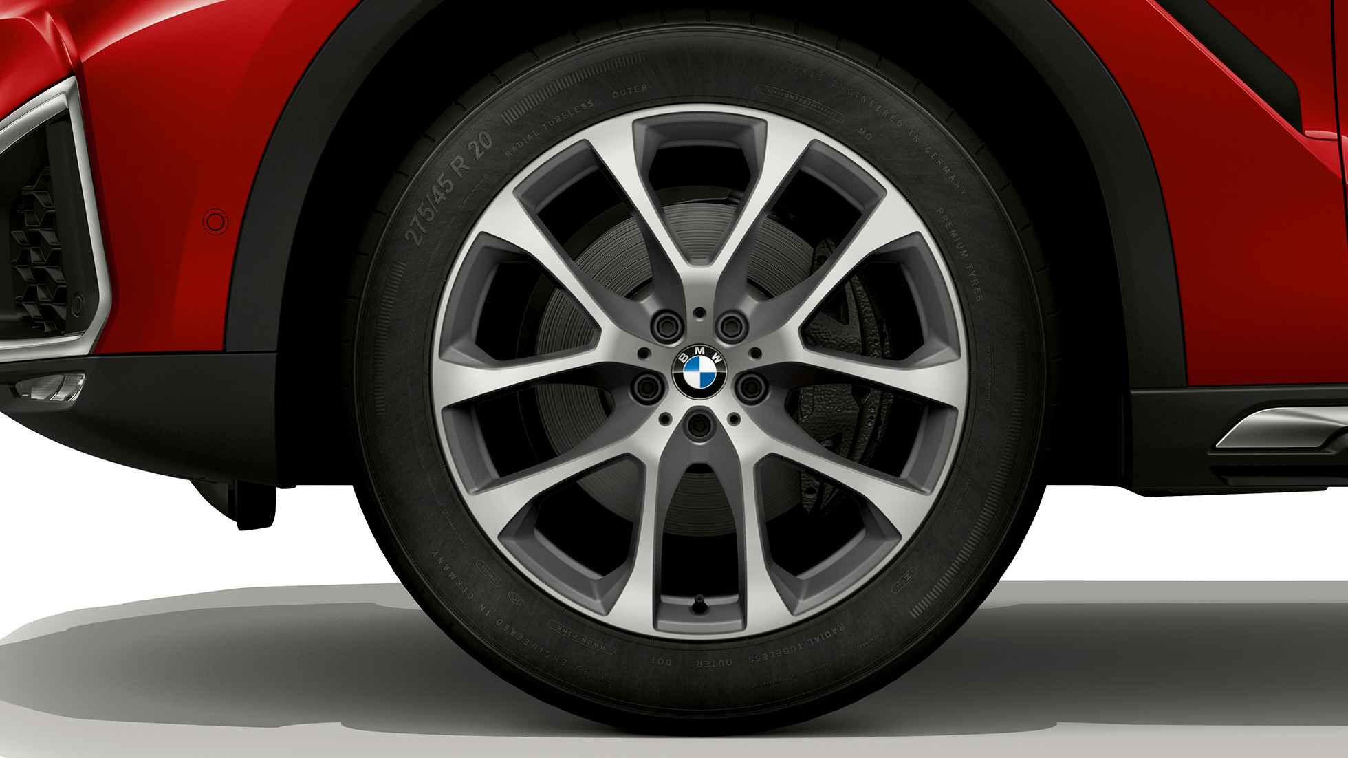 BMW X6 搭配 BMW xLine,輕合金輪圈。 BMW X6 搭配 BMW xLine,聚焦於輕合金輪圈。