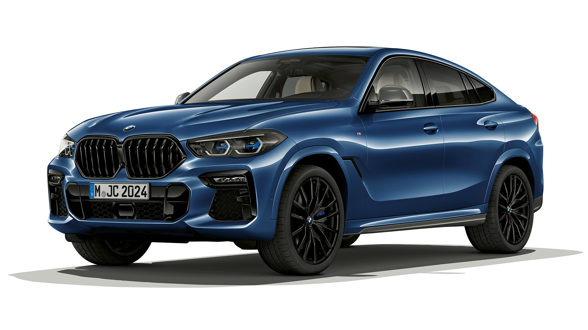 BMW X6,搭配 M Sport 包圍套件,外觀。 BMW X6,搭配 M Sport 包圍套件,正面四分之三角度視圖。