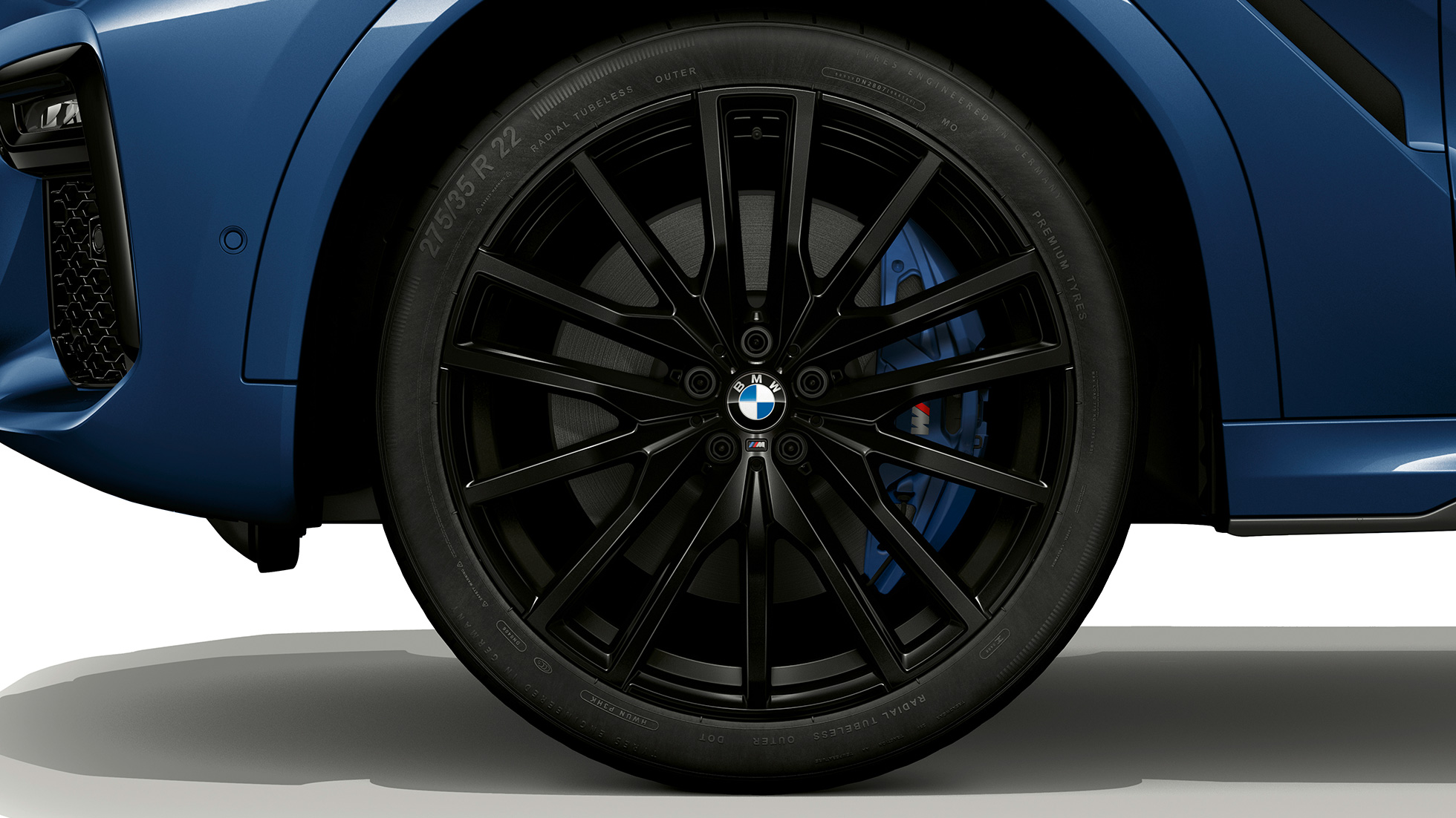 BMW X6,搭配 M Sport 包圍套件,輕合金輪圈。 BMW X6,搭配 M Sport 包圍套件,聚焦於輕合金輪圈。