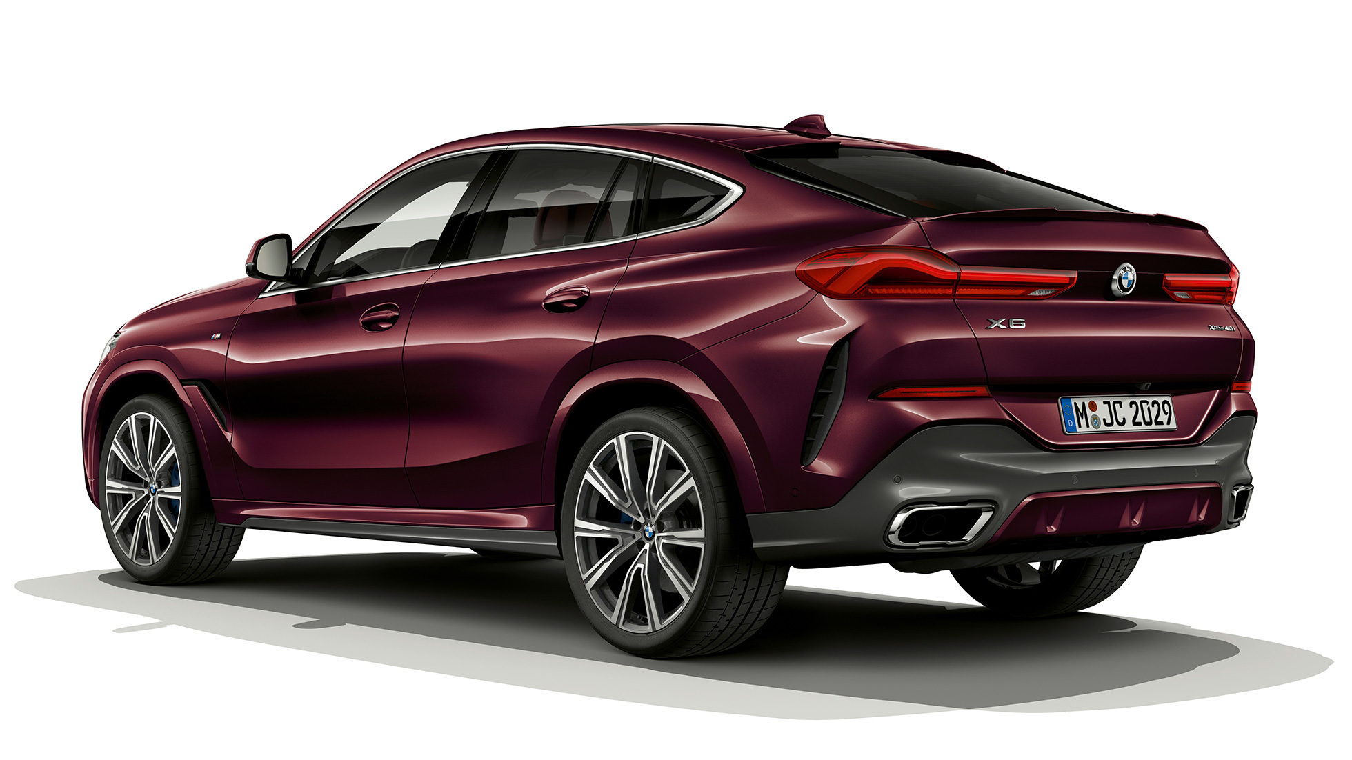 BMW X6 搭配 BMW Individual,尾部。 BMW X6 搭配 BMW Individual,尾部四分之三角度視圖。