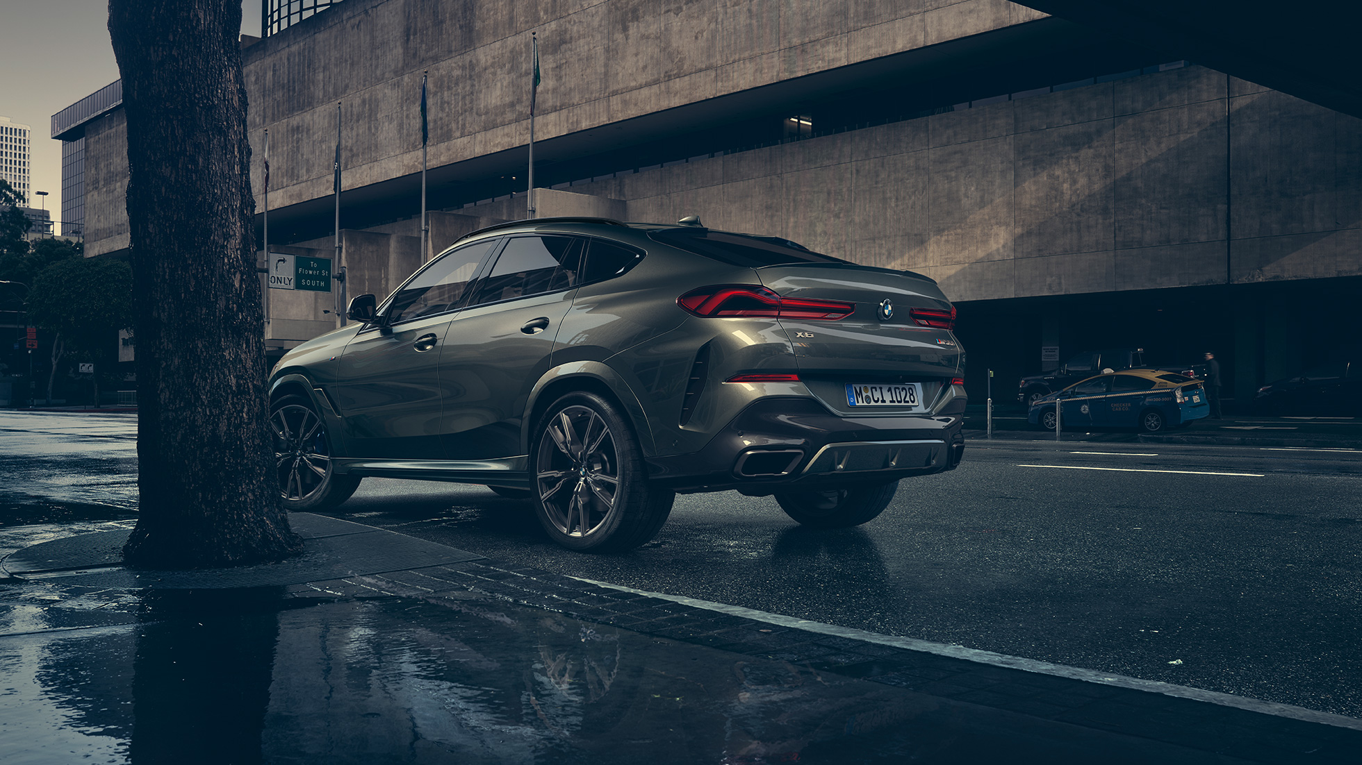 BMW X6 的外觀設計。 BMW X6,四分之三尾部視角,背景為都市環境。