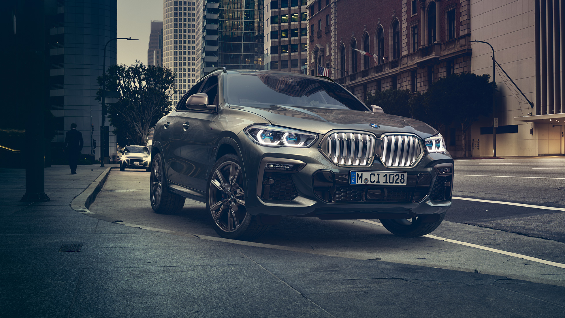 BMW X6 主動調校式 M Sport 避震 BMW X6,四分之三正面視角,背景為都市環境。