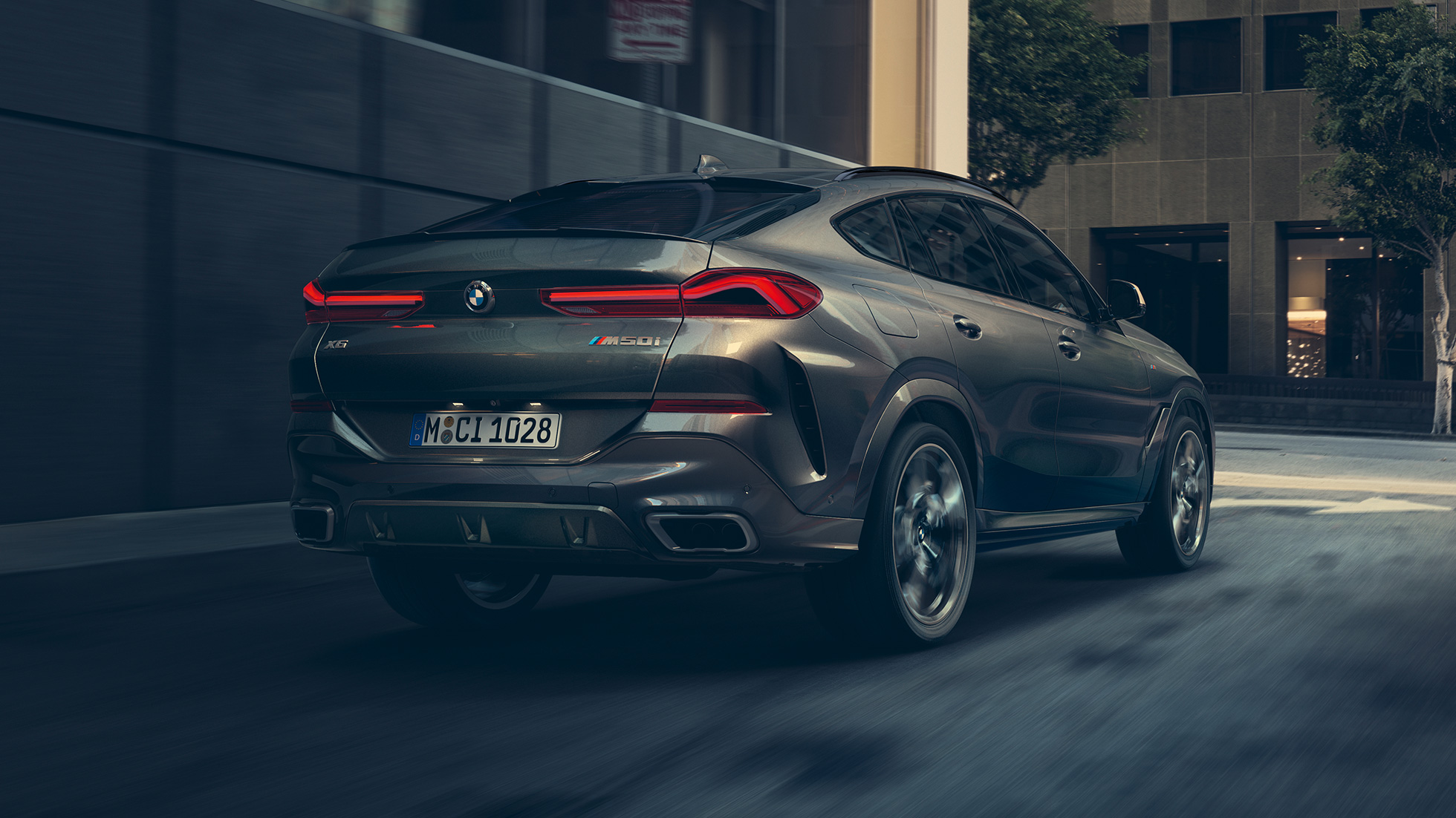 主動調校式 M Sport 懸掛 BMW X6 四分之三尾部視圖。