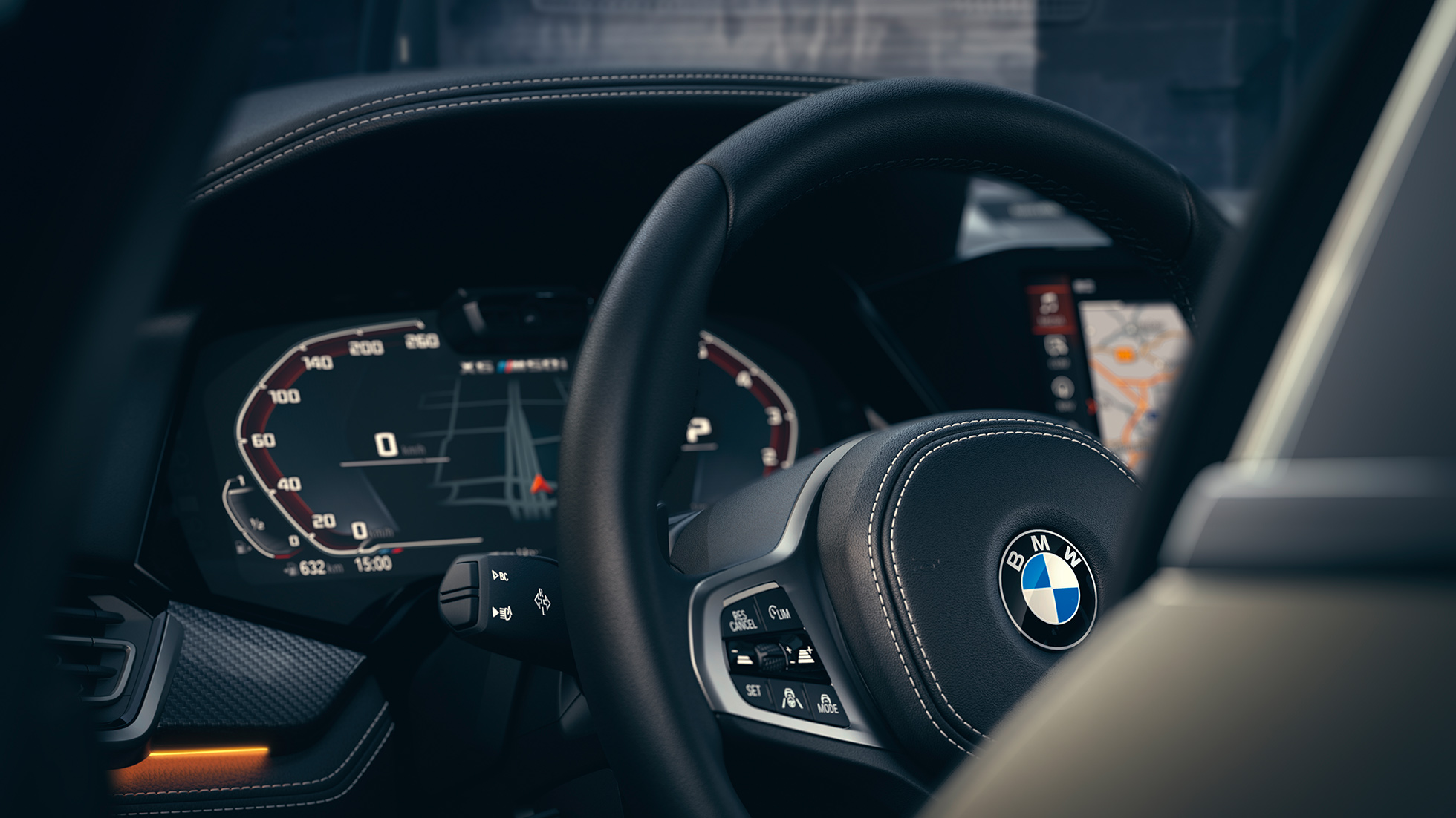 BMW 輔助系統。 聚焦於儀錶板的 BMW 內飾特寫。