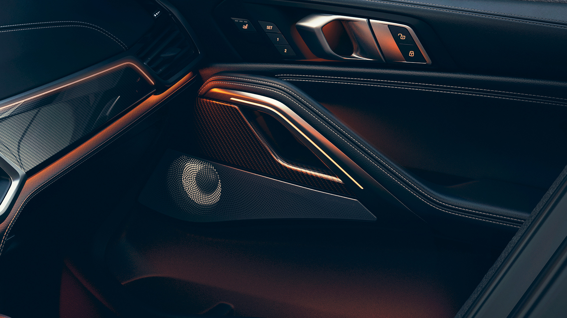 BMW X6 揚聲器 聚焦於揚聲器的 BMW 內飾特寫