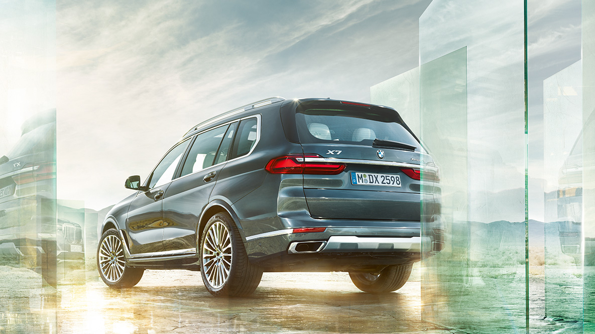全新THE X7 舒適性和駕駛動力 抽象背景中的 BMW X7 後部四分之三角度視圖
