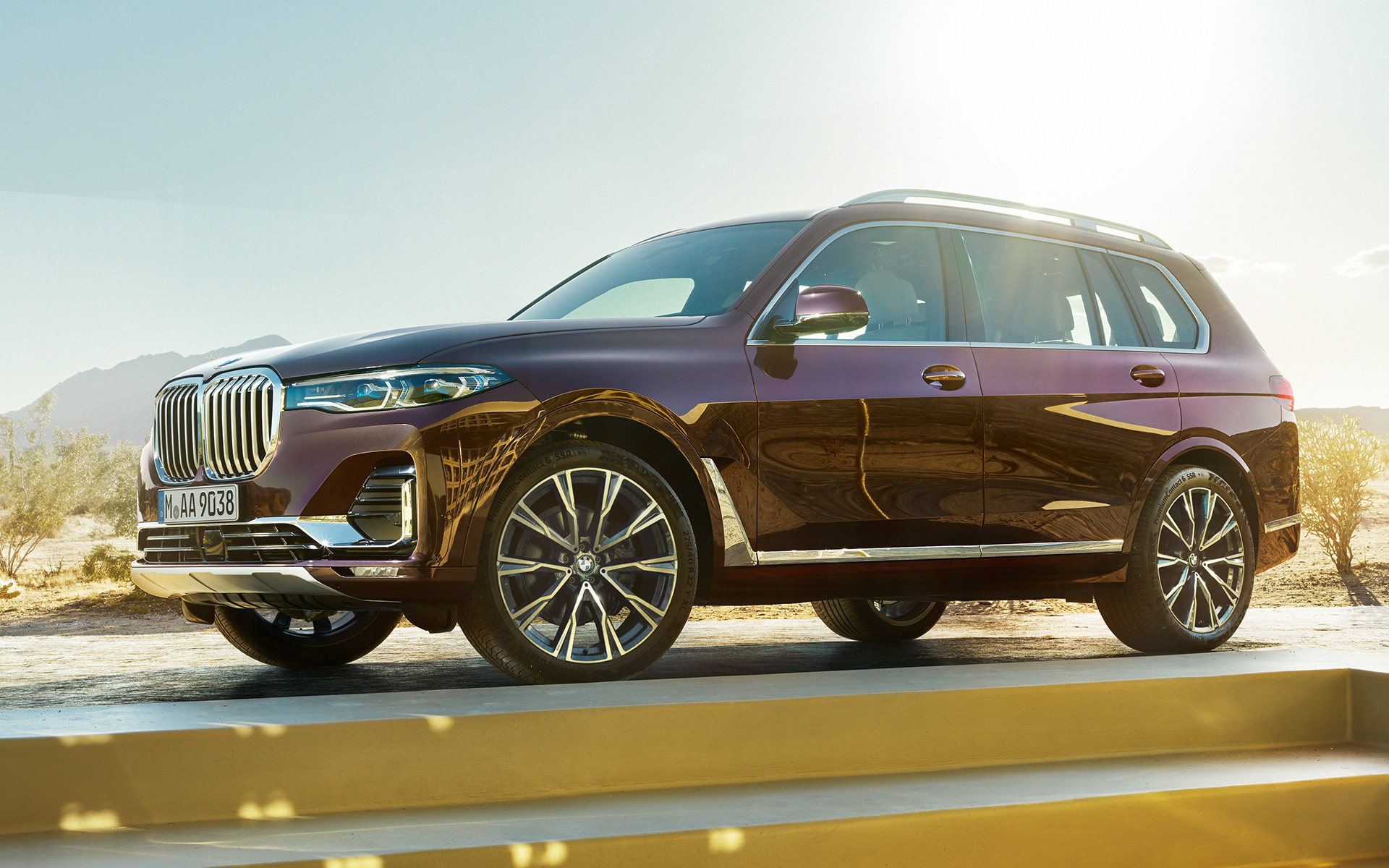 BMW X7 Individual xDrive40i G07 2018 Ametrin 金屬漆面側面角度視圖,停駐狀態,背景為一片沙漠 BMW X7 Individual xDrive40i G07 2018 Ametrin 金屬漆面側面角度視圖,停駐狀態,背景為一片沙漠