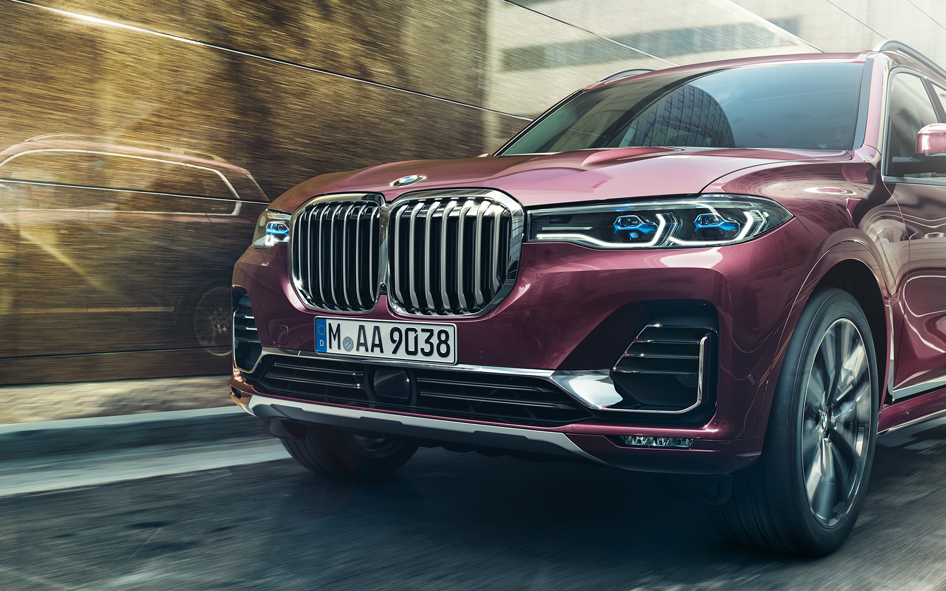 BMW X7 Individual xDrive40i G07 2018 Ametrin 金屬漆面正面四分之三之角度視圖,行駛中 BMW X7 Individual xDrive40i G07 2018 Ametrin 金屬漆面正面四分之三之角度視圖,行駛中