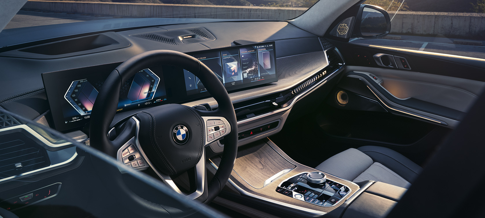 駕駛者一側外部角度下的駕駛艙視圖 BMW X7 G07 LCI 駕駛者一側外部角度下的駕駛艙視圖 BMW X7 G07 LCI