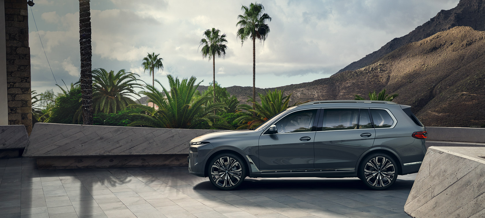 BMW X7 G07 LCI 側面角度視圖 Sparkling Copper Grey 金屬外觀漆面 BMW X7 G07 LCI 側面角度視圖停駐在樹前 Sparkling Copper Grey 金屬外觀漆面