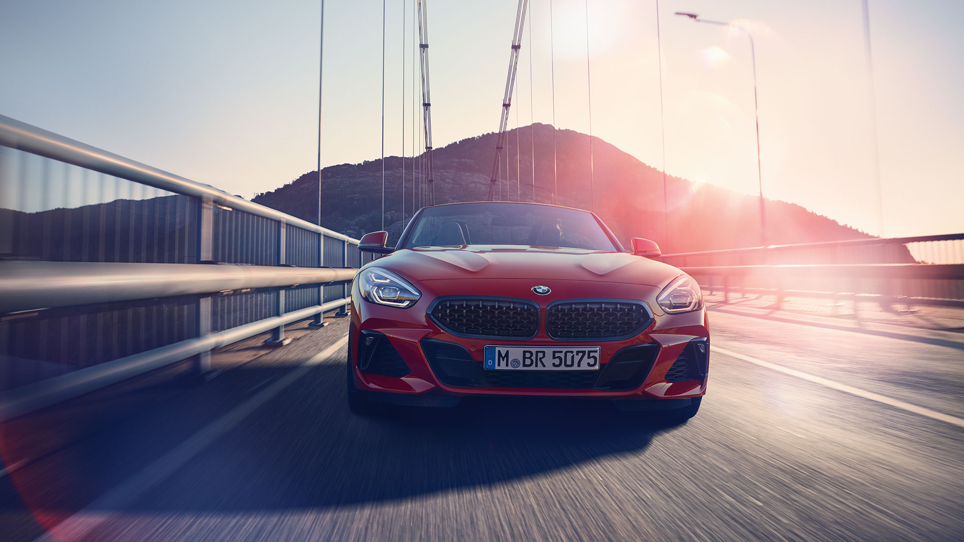 BMW Z4 Roadster 在橋上 BMW Z4 Roadster 在橋上的正面拍攝