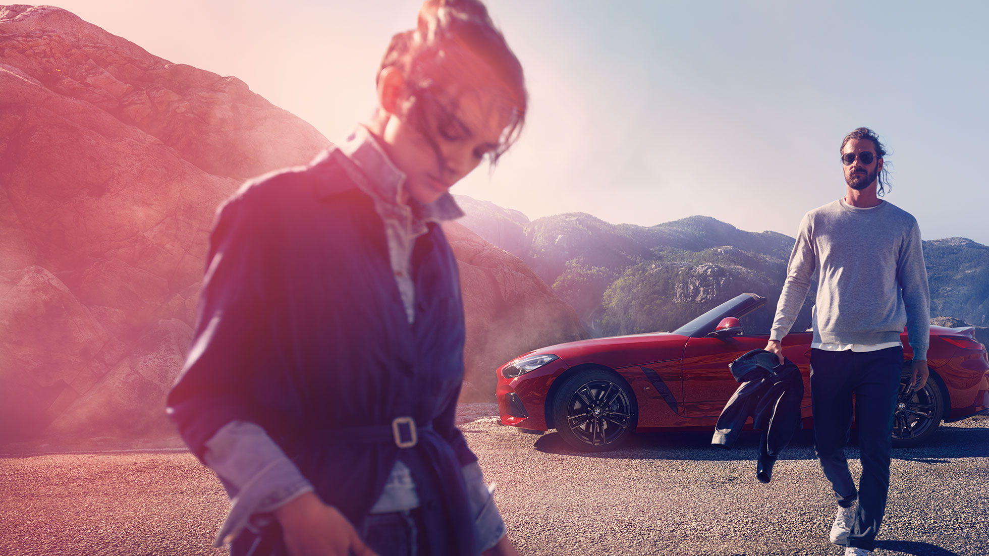 位於山景前的 BMW Z4 Roadster 位於山景前的男士、女士以及 BMW Z4 Roadster