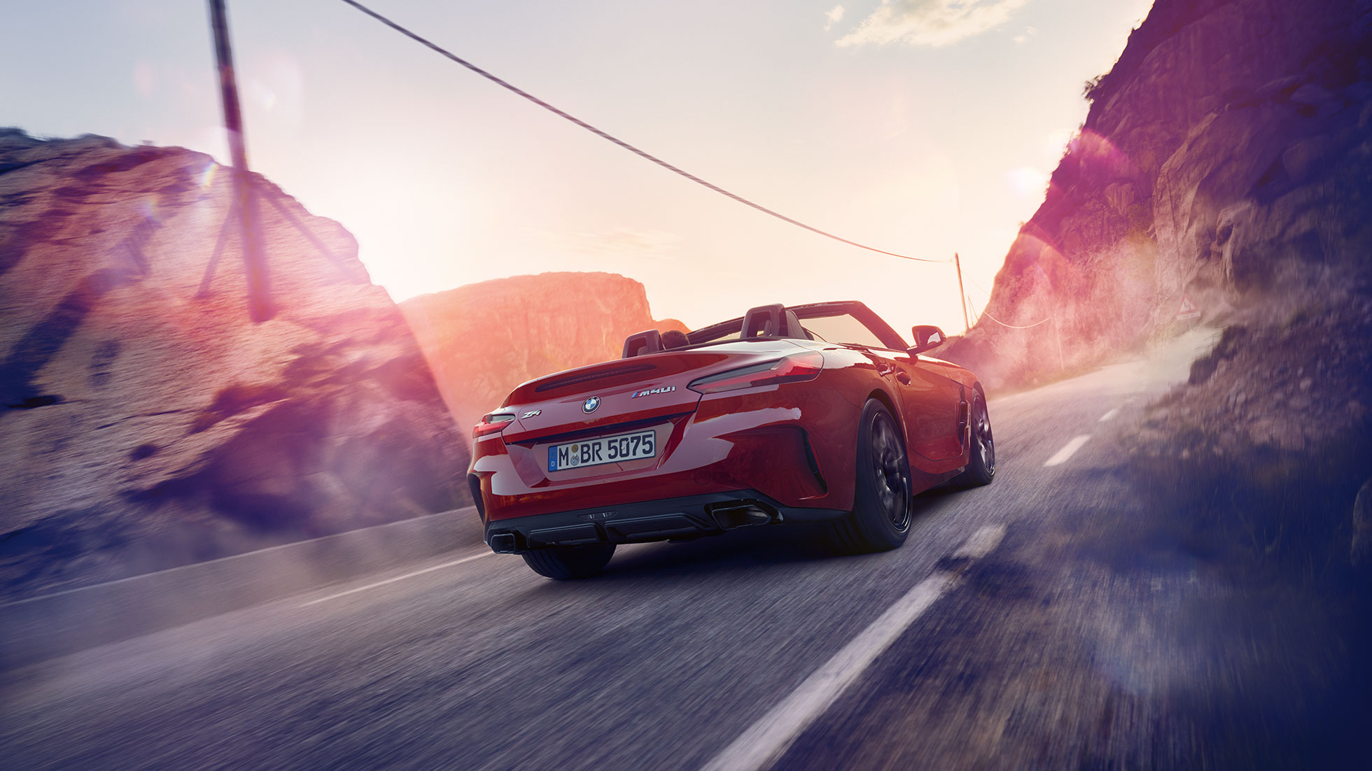 BMW Z4 Roadster 的後部拍攝 鄉村道路上的 BMW Z4 Roadster 的後部拍攝