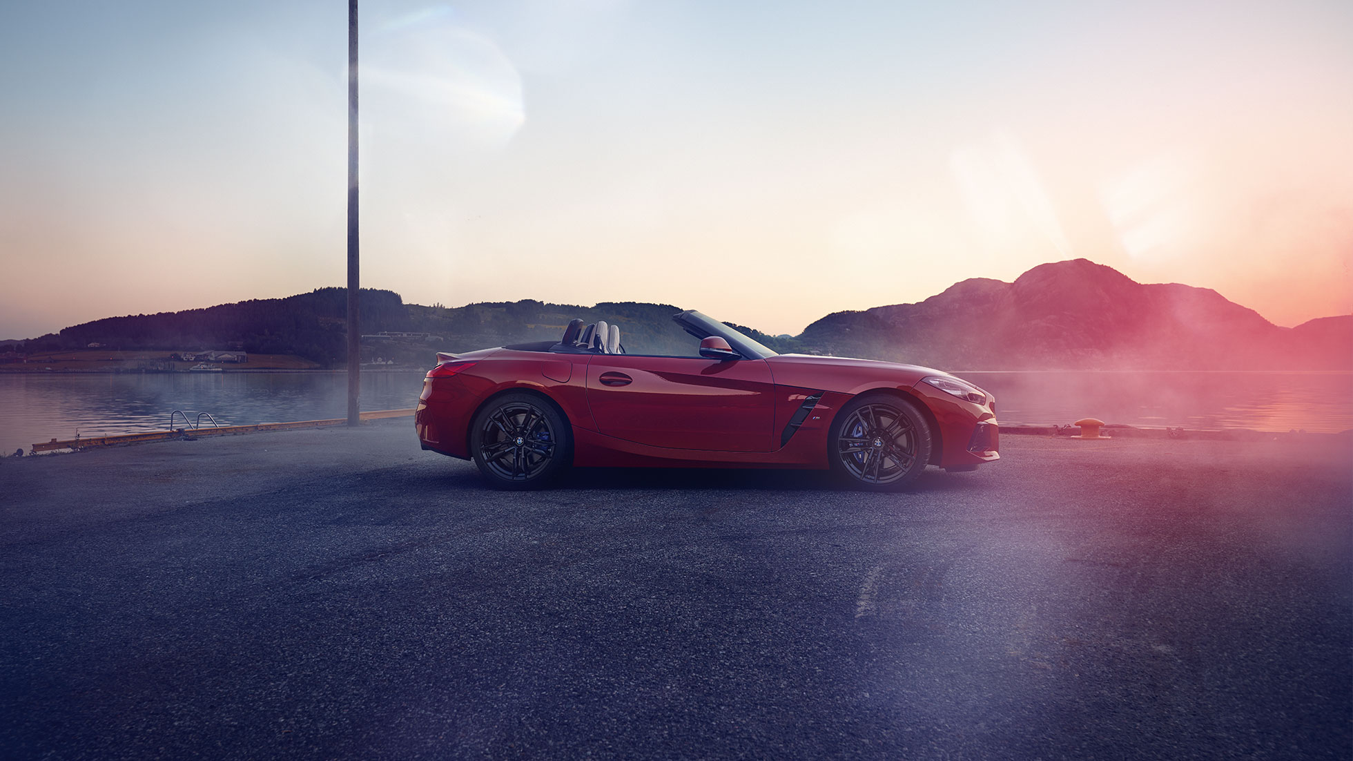 BMW Z4 Roadster 的側面拍攝 位於山景前的 BMW Z4 Roadster 的側面拍攝