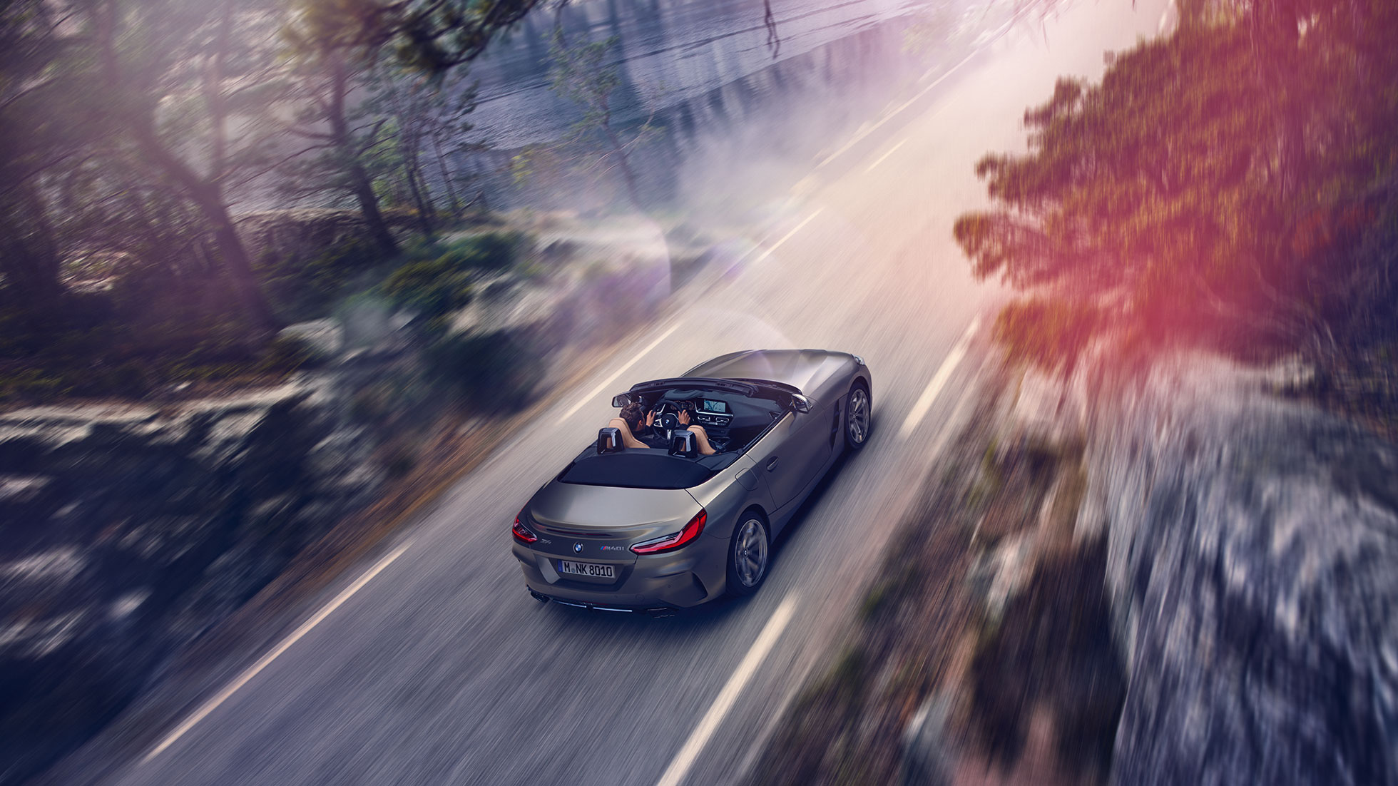 俯瞰 BMW Z4 Roadster 俯瞰行駛中的灰色 BMW Z4 Roadster