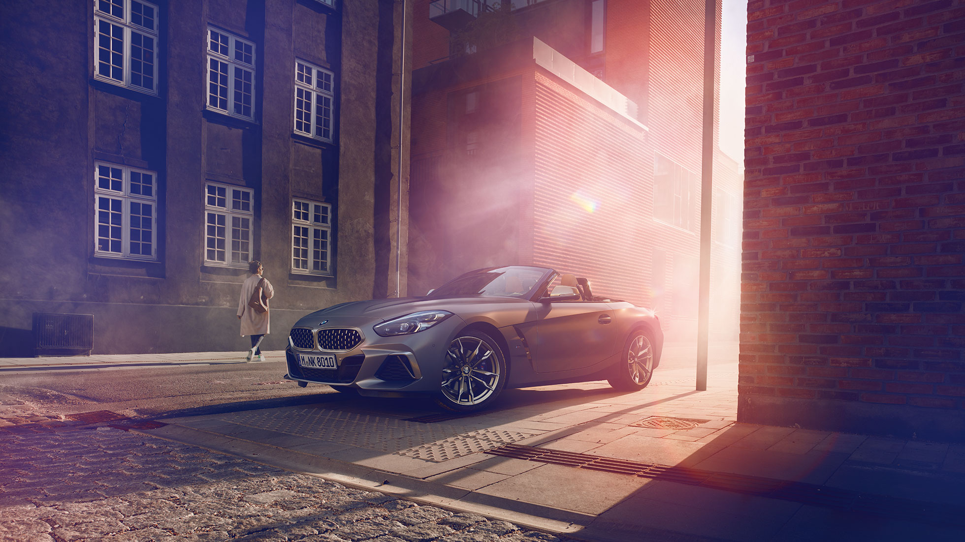 街道上的 BMW Z4 Roadster 街道上房子前的灰色 BMW Z4 Roadster
