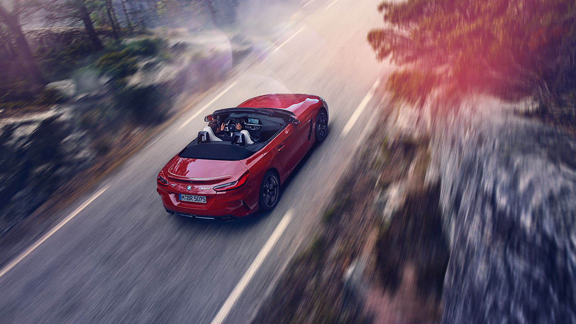 BMW Z4 Roadster 行駛拍攝 行駛中的 BMW Z4 Roadster 的俯視圖