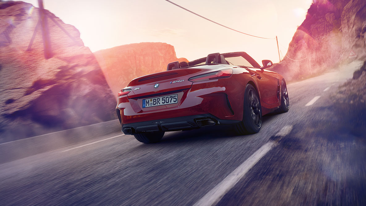 BMW Z4 Roadster 尾部 行駛中的 BMW Z4 的後部拍攝