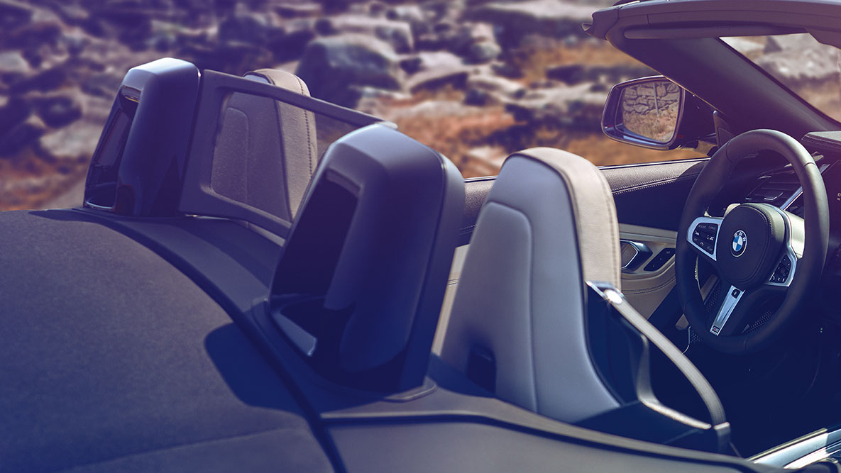 BMW Z4 Roadster,前排座椅 BMW Z4 Roadster 前排座椅的視圖,車頂已打開