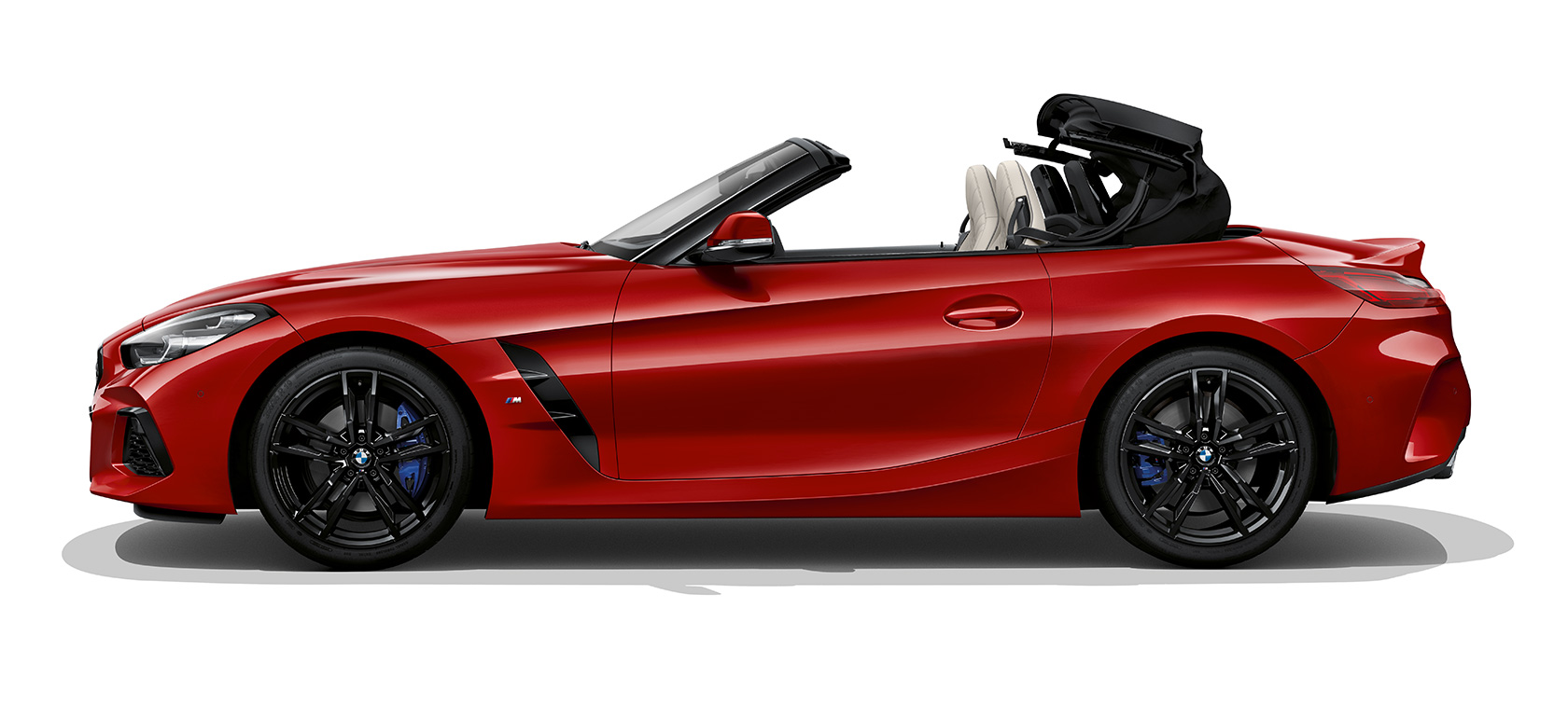 BMW Z4 Roadster (G29) 的側面拍攝 BMW Z4 Roadster (G29) 的側面拍攝,車頂打開
