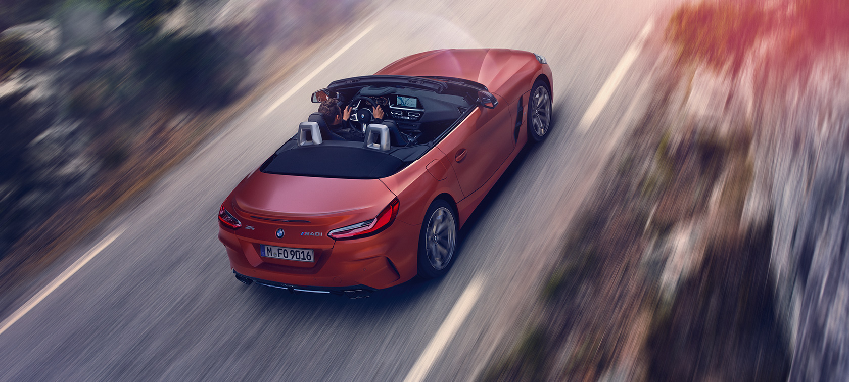 BMW Z4 Roadster (G29) Dreiviertel-Heckansicht aus der Vogelperspektive fahrend BMW Z4 Roadster (G29) Dreiviertel-Heckansicht aus der Vogelperspektive fahrend