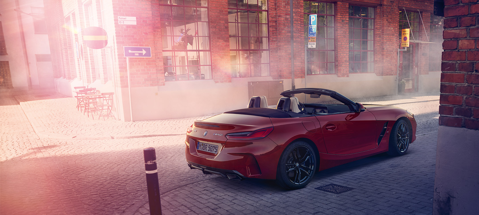 BMW Z4 M40i Roadster G29 軟頂打開 BMW Z4 M40i Roadster G29 尾部四分之三之角度視圖軟頂打開