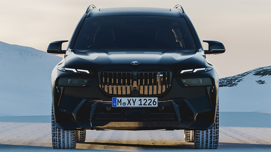 BMW X7 G07 BMW Individual Frozen Black 於雪中泊車的前視圖