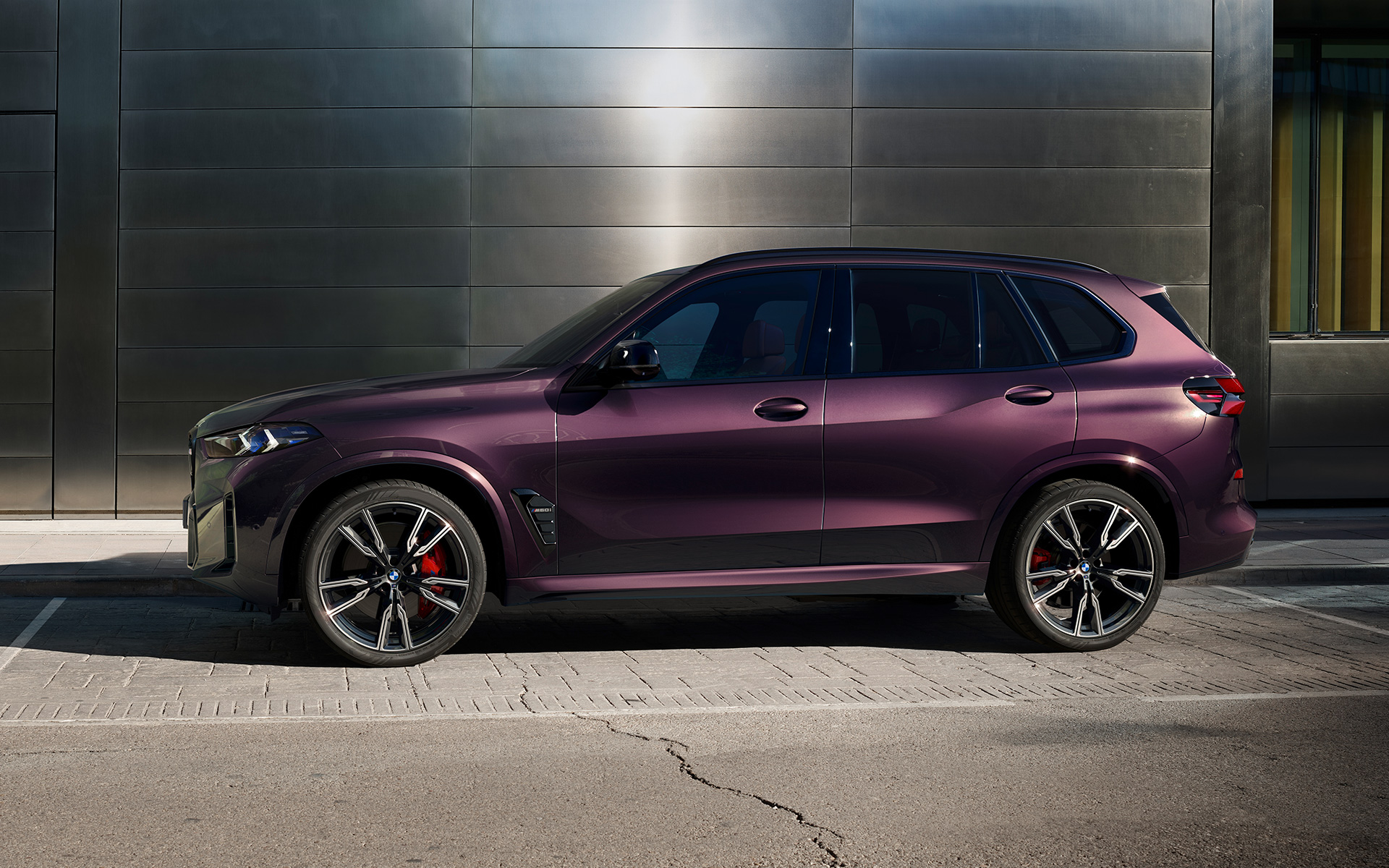 BMW X5 M60i G05 in Mora metallic BMW X5 M60i G05 in BMW Individual Mora metallic, 2/3 side view, parking