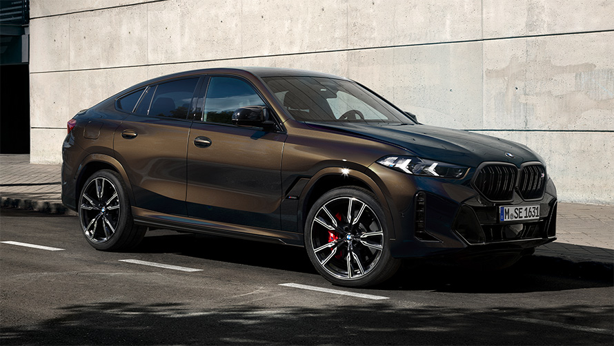 停泊於停車場的 BMW X6 M60i G06 BMW Individual Pyrite Brown metallic 三分之二側視圖
