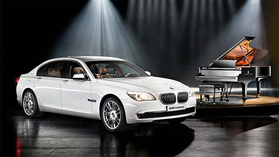 靈感源於施坦威的 BMW Individual 7 Series Composition F01 2010 BMW 在鋼琴前的四分之三側視圖