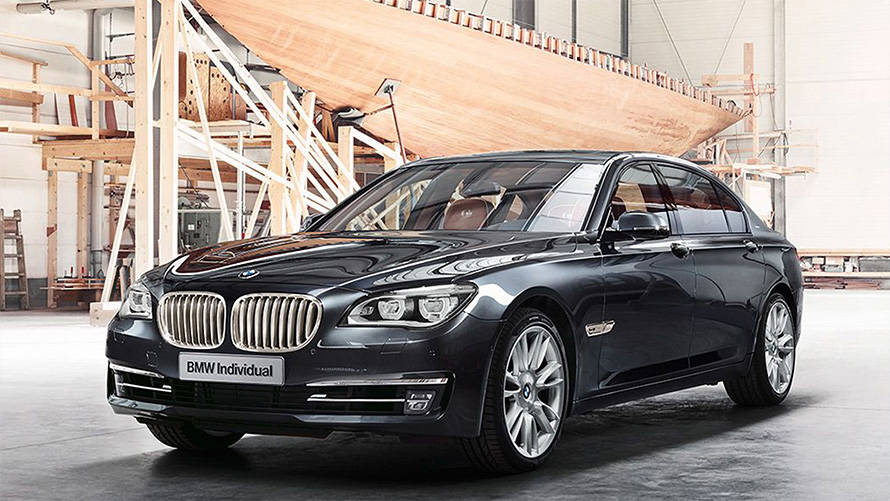 靈感源於 ROBBE & BERKING 的 BMW Individual 760Li Sterling F01 2013 在船廠帆船前的四分之三正面圖