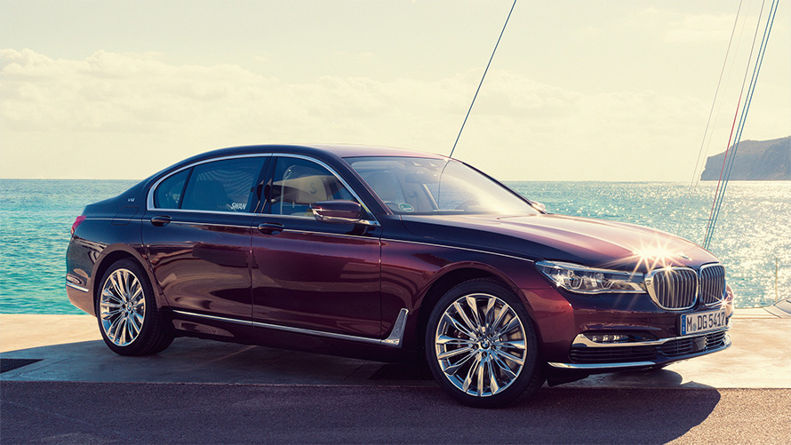 靈感源於 Nautor’s Swan 的 BMW Individual M760Li G12 2017 停在海灣帆船前的碼頭上的側面四分之三側視圖