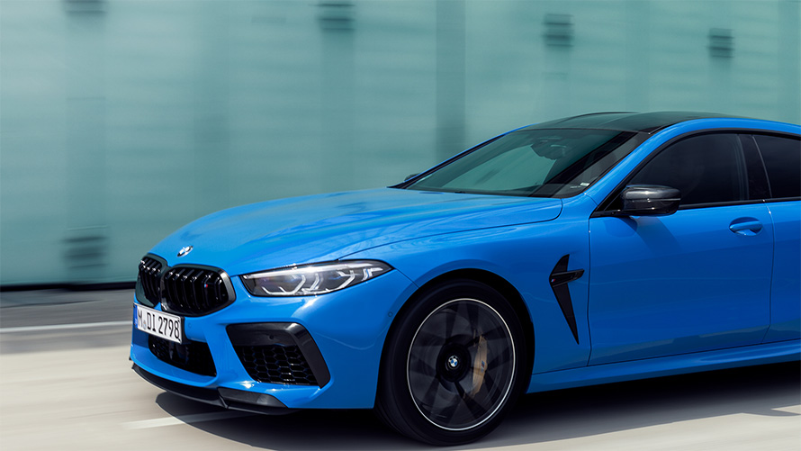 BMW M8 Competition Coupé F92 2019 BMW Individual Voodoo Blue 路面駕駛中的四分之三側視圖