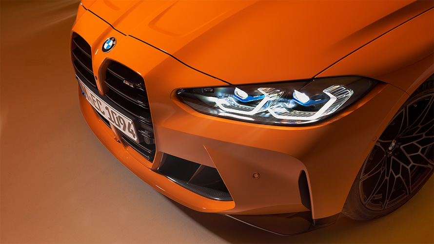 BMW M4 Competition Coupé G82 2021 BMW Individual Fire Orange 靜止正面四分之三側視圖（頂部特寫）