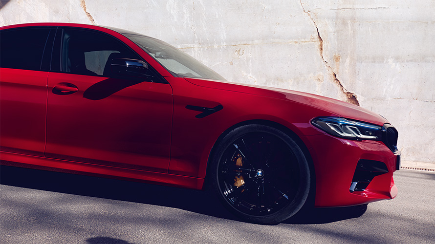 BMW M5 Competition F90 2018 BMW Individual Imola Red 停在路中的側視圖