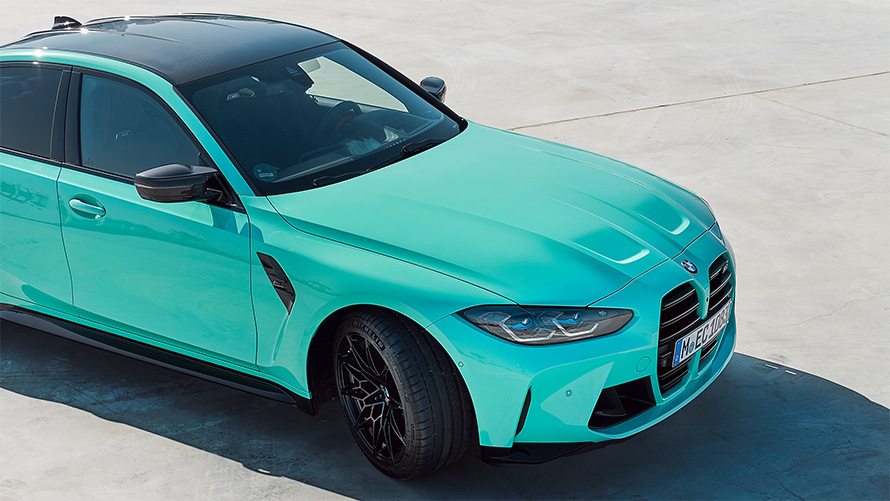 BMW M3 Sedan G80 2021 BMW Individual Mint Green 停在路中的四分之三側視俯視圖