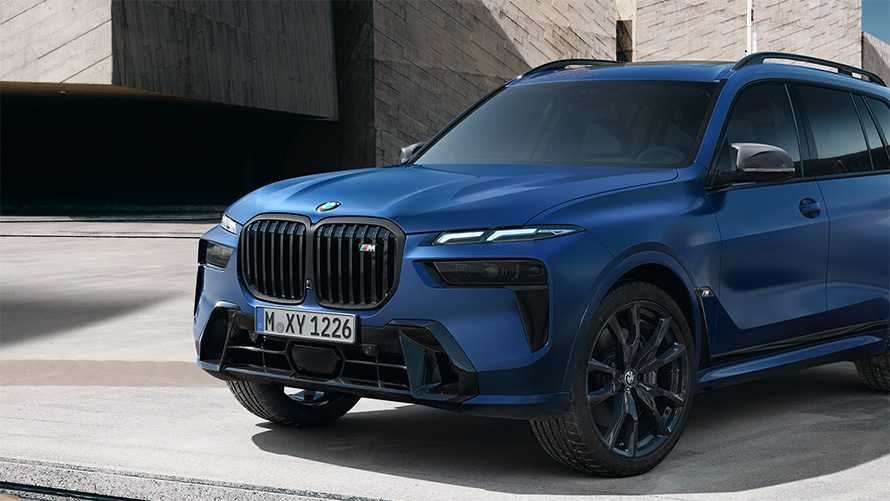 BMW X7 M60i xDrive G07 LCI BMW Individual Frozen Marina Bay Blue metallic 停在路中的四分之三側視圖