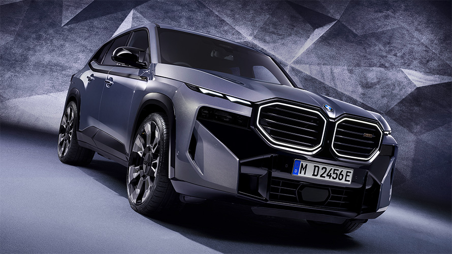 BMW XM G09 2022 BMW Individual Sepia metallic 停在路中的四分之三前面側視圖