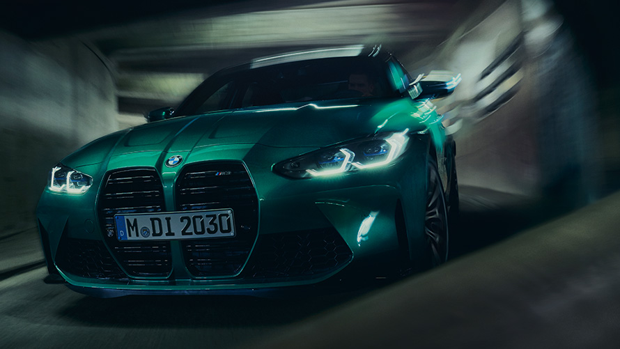 BMW M3 Competition Sedan G80 2021 BMW Individual Isle of Man Green 金屬外觀漆面正在轉彎的四分之三視圖 BMW M3 Competition Sedan G80 2021 BMW Individual Isle of Man Green 金屬外觀漆面正在轉彎的四分之三視圖