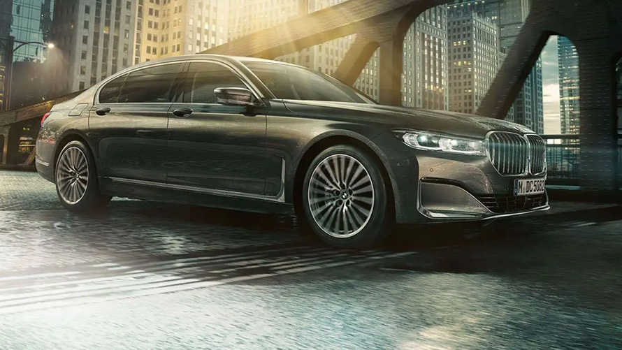 BMW M760Li xDrive Sedan G11 G12 2019 Frozen Dark Silver 金屬外觀漆面都市環境下側面四分之三之角度視圖 BMW M760Li xDrive Sedan G11 G12 2019 Frozen Dark Silver 金屬外觀漆面都市環境下側面四分之三之角度視圖
