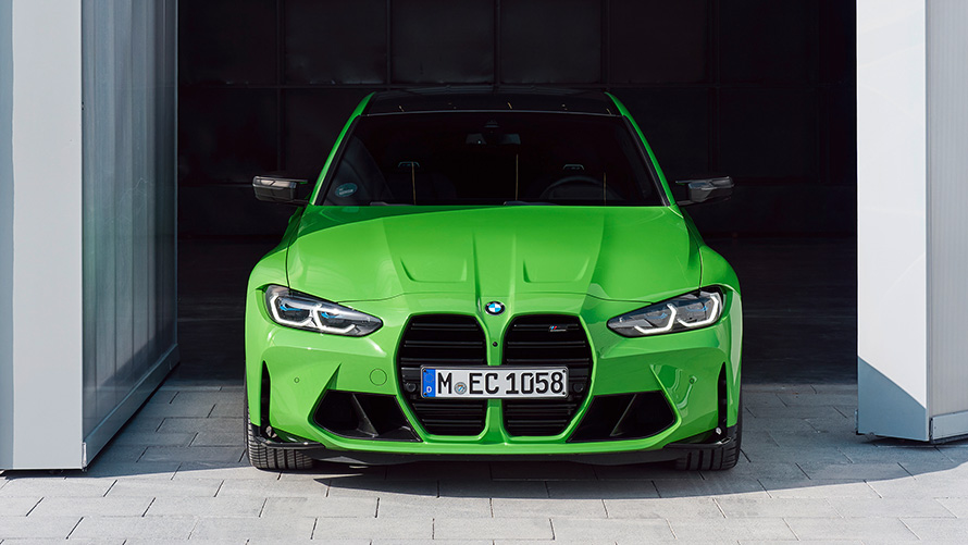 BMW M4 Competition Coupé G82 2021 BMW Individual Signal Green 正面角度視圖 BMW M4 Competition Coupé G82 2021 BMW Individual Signal Green 停在出入口的正面角度視圖
