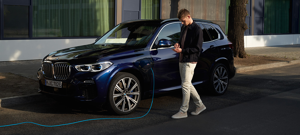 BMW Corporate sales Services BMW Mobility Services for business clients BMW Corporate sales Services BMW Mobility Services for business clients Man at BMW App usage