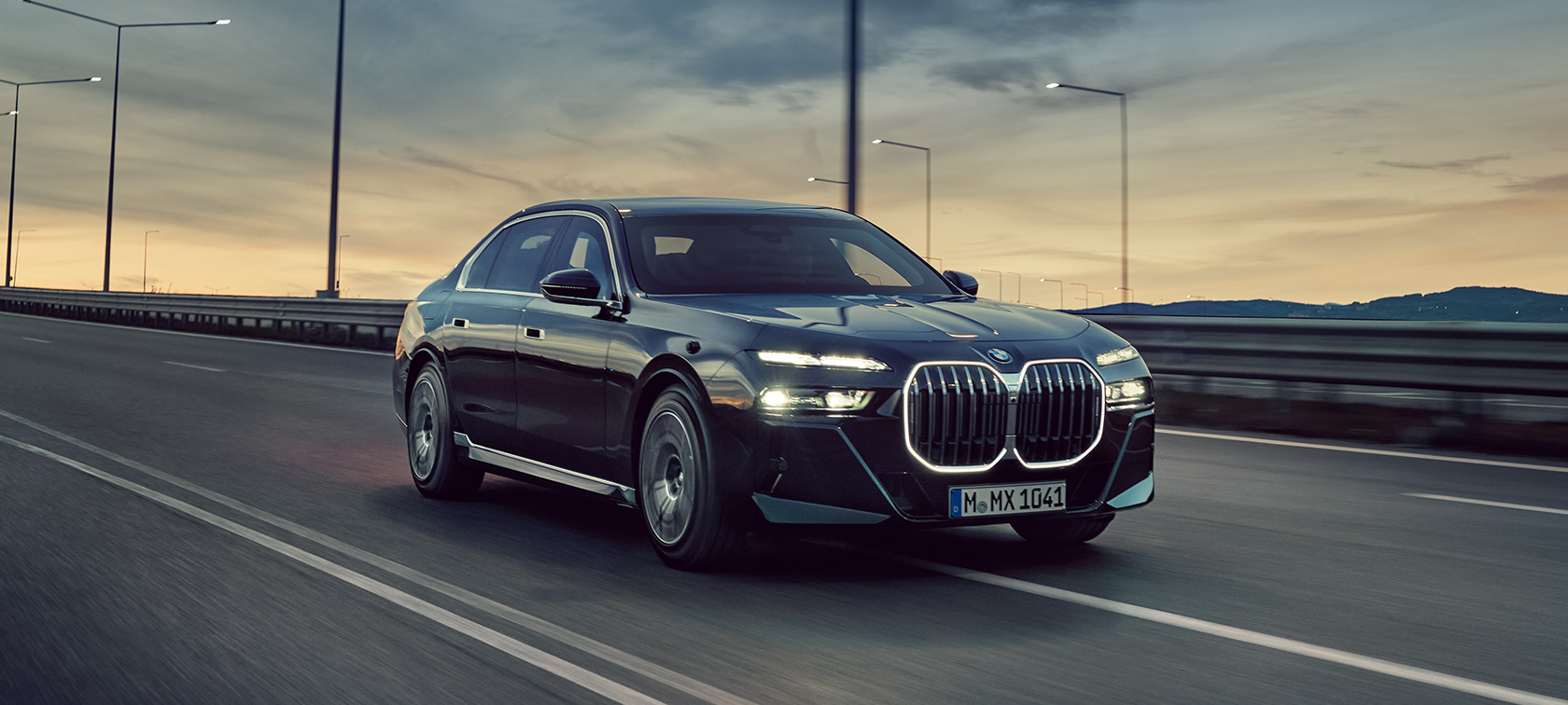 BMW 7 Series G73 Protection ½ 正面視圖 BMW 7 Series G73 Protection ½ 在公路行駛正面視圖