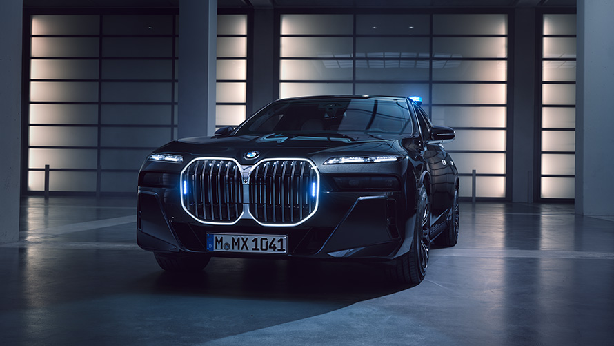 BMW 7 Protection G73 with signal lights front view BMW 7 Protection G73 with signal lights front view parking
