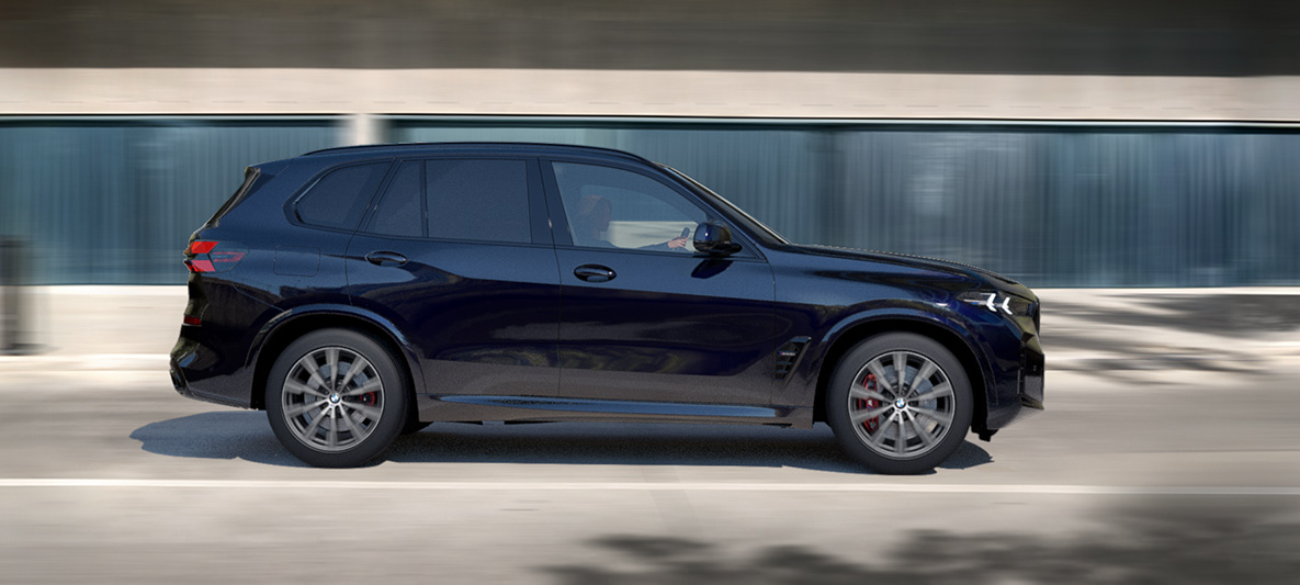 BMW 防彈車輛安全性駕駛訓練外觀側視圖；BMW 正在街上行駛