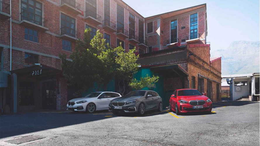 BMW 企業銷售公司公司客戶 BMW 停在街道上