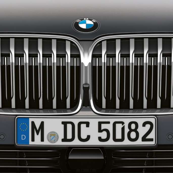 BMW 7 Series Sedan with Exterior Design Pure Excellence, gear selector BMW 7 Series Sedan with Exterior Design Pure Excellence: Close-up of the BMW kidney grille