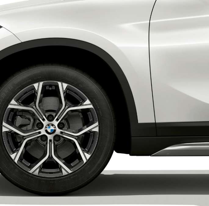 BMW X1, Model xLine, side view with close-up on light-alloy wheel