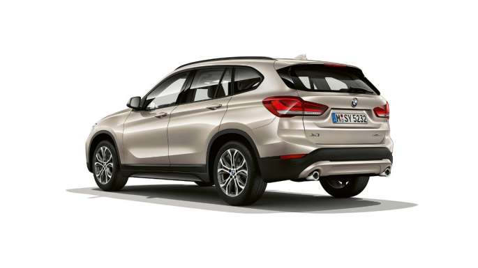 BMW X1, Model Advantage, three-quarter front view studio shot